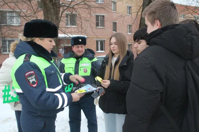 Инспекторы ГАИ напомнили жителям Люберец правила безопасности на дорогах