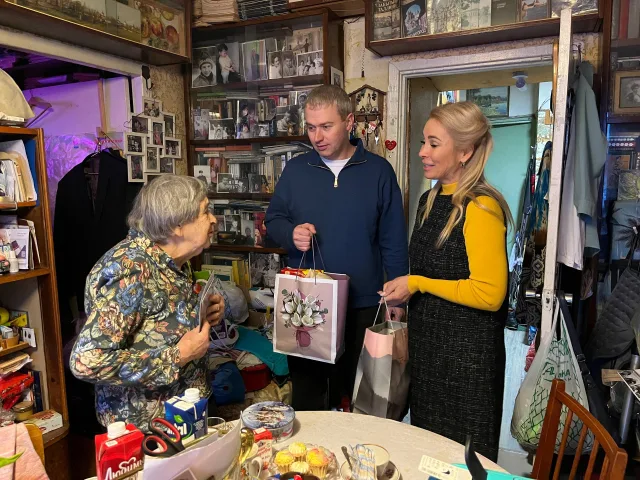 Партийцы поздравили жительницу блокадного Ленинграда в Дзержинском