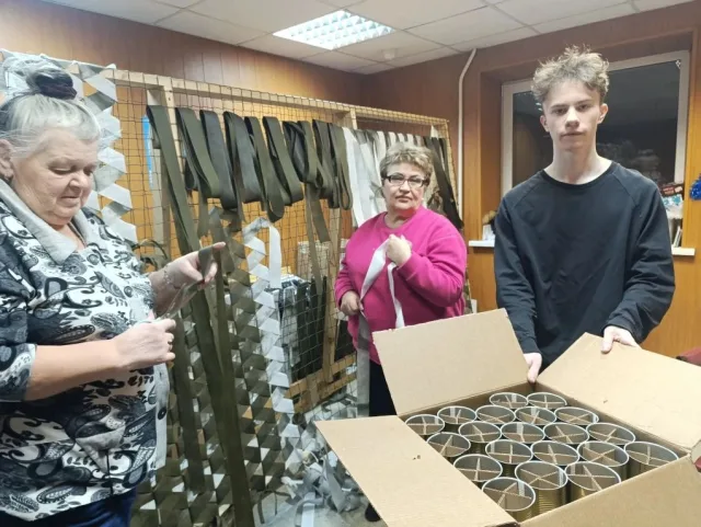 Юный волонтер из Люберец передал 100 заготовок для окопных свечей бойцам