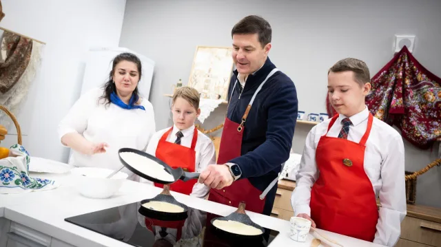Детей участников спецоперации научили печь блины на Масленицу в Люберцах