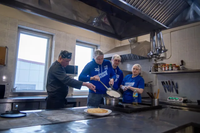«Молодая Гвардия Единой России» запускает «Полит.Кухню» в Люберцах: более 50 блинов испекли для военнослужащих и их семей