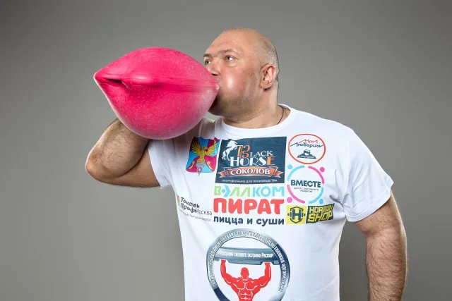 Экстремал из Люберец «Русский Халк» выступит 23 февраля в «Москино»