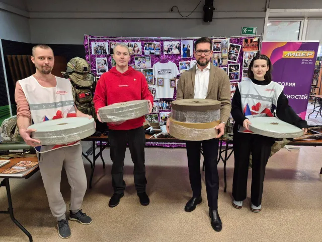 «Единая Россия» усиливает поддержку фронта: в Дзержинском продолжают плести маскировочные сети для военнослужащих