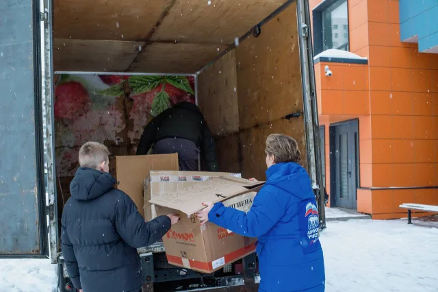 Почти 300 кг гумпомощи доставили люберецкие волонтёры в приют для бездомных животных