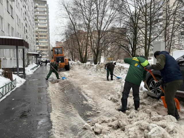 В Дзержинском Люберец продолжается уборка и вывоз снега
