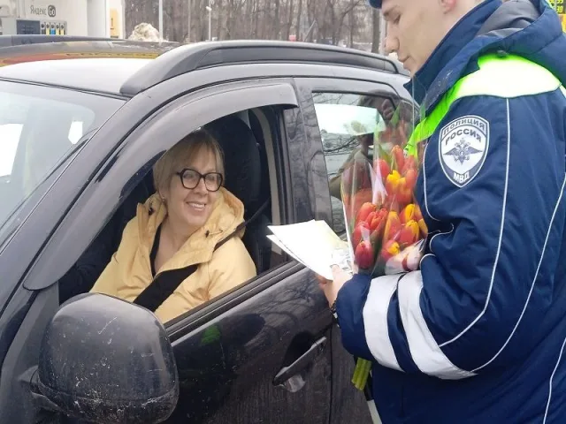 Сотрудники Госавтоинспекции Люберец поздравили автоледи с 8 Марта