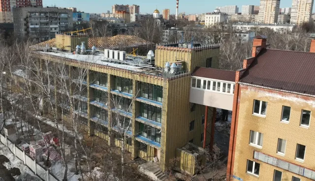 Строители приступили к обновлению фасада здания Ухтомской больницы в Люберцах