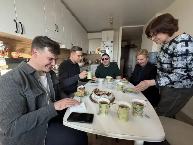 Ветерану СВО из Люберец подарили ТВ-станцию с голосовым помощником «Алиса»