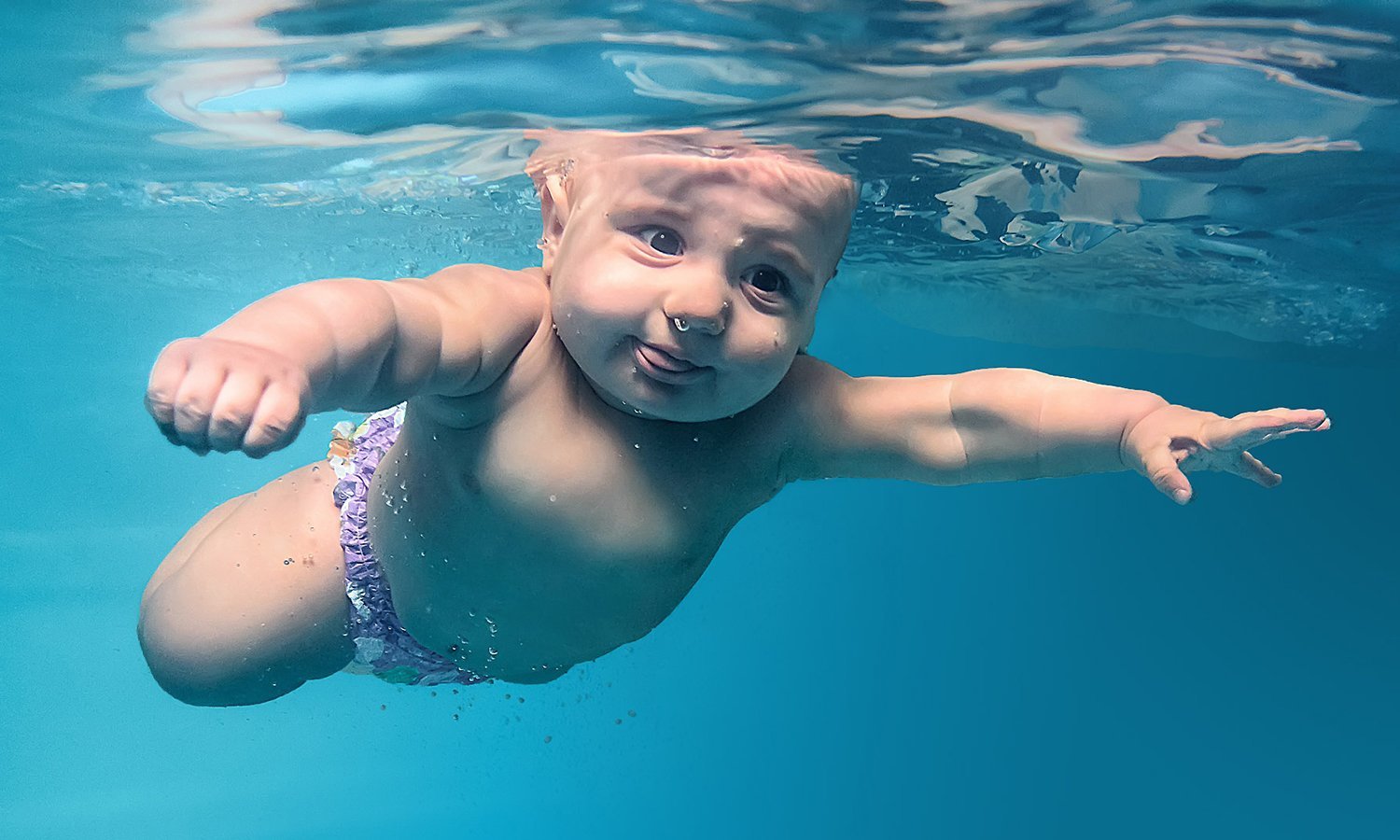 Дети плавают в воде. Ребенок под водой. Плавание дети. Бассейн для малышей. Дети плавают в бассейне.